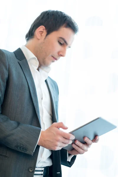 Bello uomo d'affari con un tablet — Foto Stock