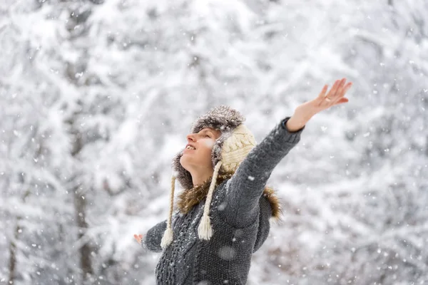 Young woman celebrating winter — Stock Photo, Image