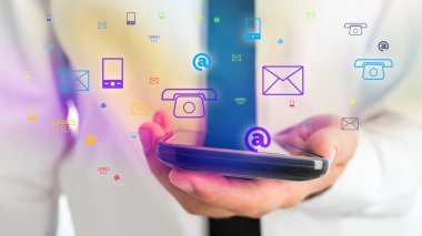 Telefon iletişim konsepti tutarak işadamı