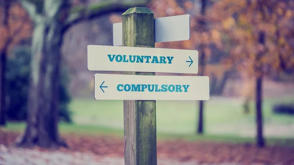 Signpost with arrows pointing two opposite directions towards Vo — Stock Photo, Image