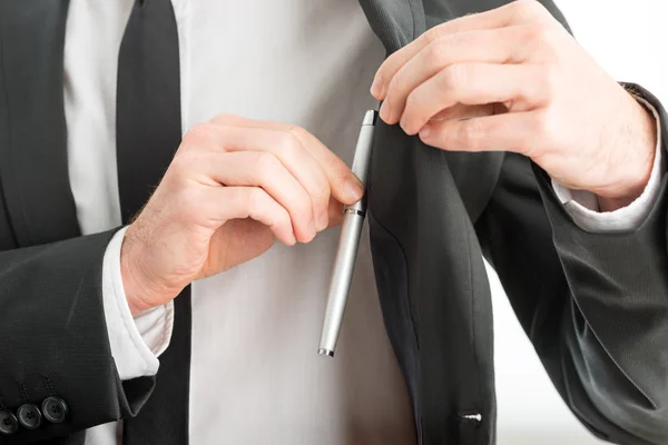 Affärsman att ta bort en penna ur fickan — Stockfoto