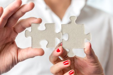 İki puzzle parçaları kullanarak ekip çalışması kavramı olmak monte birlikte b