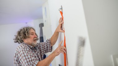 Elektrikçi kablo bir duvar yükleme