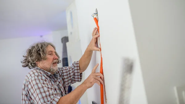 Elettricista installazione di cablaggio in un muro — Foto Stock