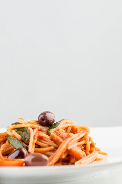 Massa de espaguete italiana com molho à base de tomate — Fotografia de Stock