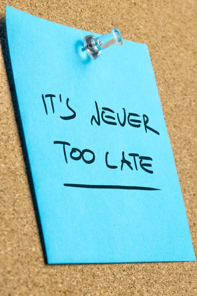 Haar Never Too Late zinsdeel op vastgezette Sticky Note — Stockfoto