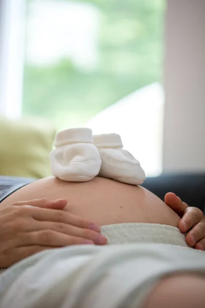 Beleza e alegria da gravidez e antecipação — Fotografia de Stock