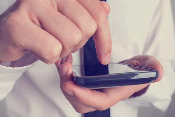 Бизнесмен захлопывает экран мобильного телефона — стоковое фото