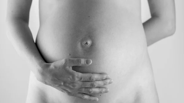 Maravilha bonita de nova vida - mulher grávida segurando sua barriga — Fotografia de Stock