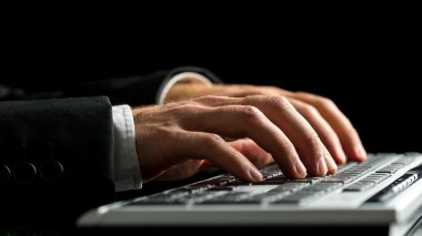 Typewriting klavye tarafından bilgisayarda çalışarak iş adamı