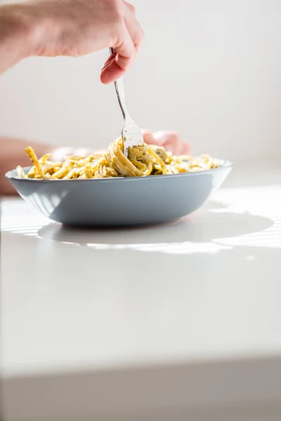 Homme tourbillonnant Fettuccine Pâtes sur bol à l'aide d'une fourchette — Photo