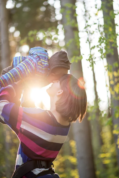 Jovem mãe brincando com seu bebê — Fotografia de Stock