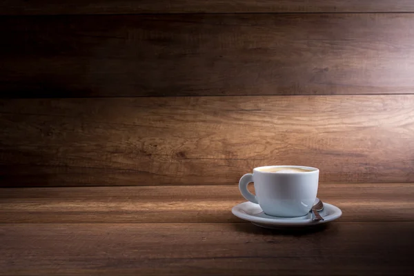 Copa de capuchino sobre fondo de madera —  Fotos de Stock