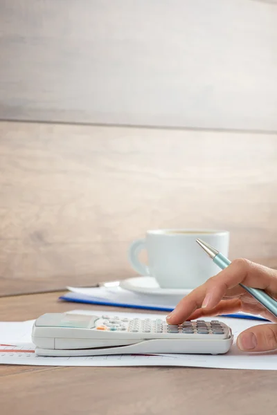 Accountant doing a calculation — Stock Photo, Image