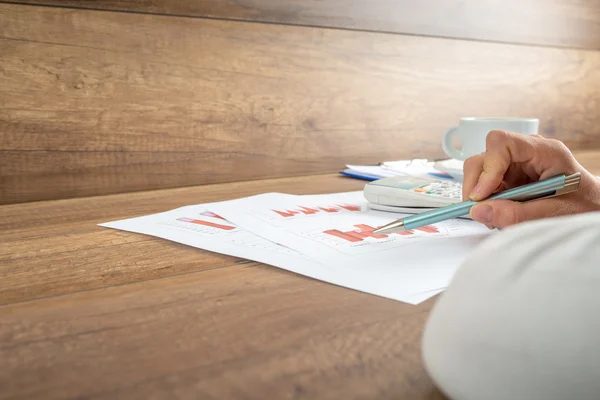 Empresária analisando um gráfico de barras — Fotografia de Stock