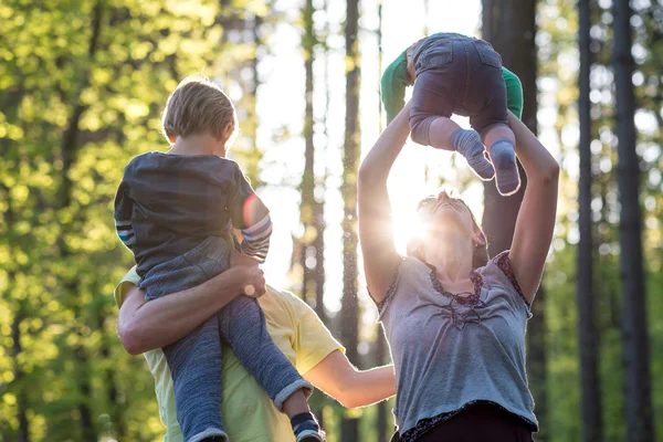 Eltern spielen mit ihren zwei kleinen Kindern — Stockfoto