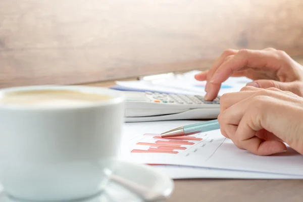 Handen van een zakenvrouw bezig met grafieken — Stockfoto