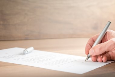 İşadamı kaydolurken bir sözleşme belgeyi kapatın