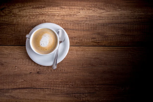 Filiżankę świeżo parzonej aromatyczne cappuccino stojąc na drewnianym t — Zdjęcie stockowe
