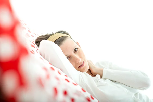 Mujer joven acostada descansando en una cama — Foto de Stock