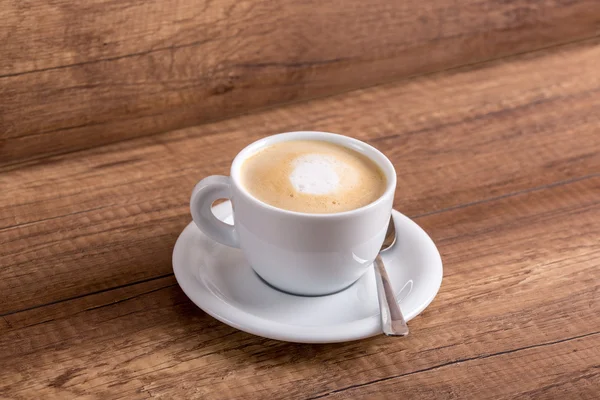 Vit kopp utsökt aromatiska nygjord cappuccino — Stockfoto