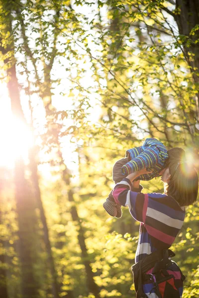 Ibu muda bermain di hutan dengan bayinya — Stok Foto
