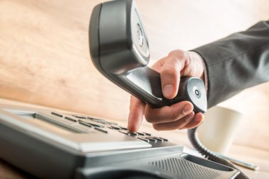 Arama sırasında alıcı tutan işadamı