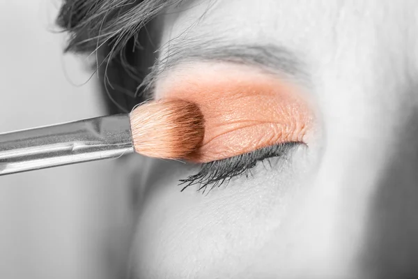 Applying eyeshadow to an eyelid — Stock Photo, Image