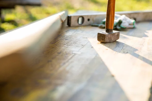 Mallet and builders level on a patio — Stock Photo, Image