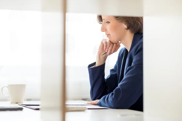Geschäftsfrau sitzt und liest ein Dokument — Stockfoto