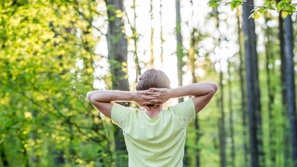 Jovem apreciando a natureza — Fotografia de Stock