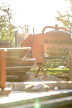 İnşaat site aydınlatmalı parlak güneş ışığı tarafından