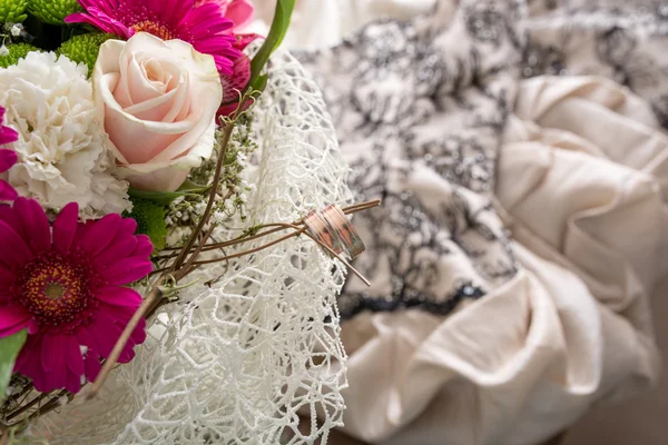 Anneaux de mariage et bouquet nuptial — Photo