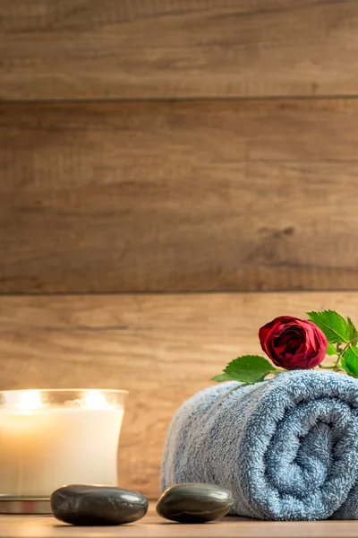 Romantic wellness arrangement with a burning candle — Stock Photo, Image