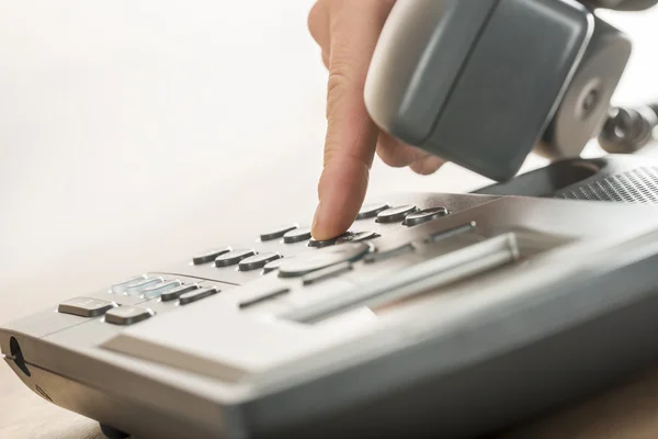 Mannenhand een klassieke vaste telefoonverbinding — Stockfoto