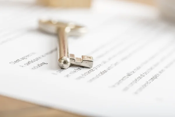 Dom klucz na umowy o sprzedaży domu — Zdjęcie stockowe