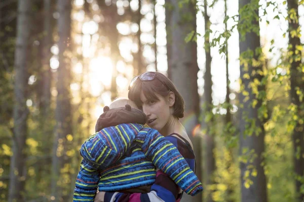 Mère aimante portant son jeune enfant — Photo