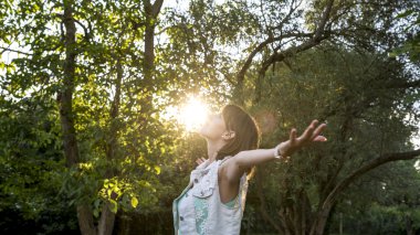 Kadın doğada meditasyon yapıyor.