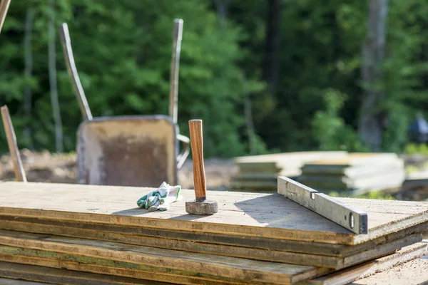 Concepto de obra con mazo de madera, nivel y guantes — Foto de Stock