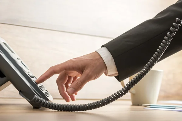 Fechar de operador de telemarketing masculino discando um número de telefone — Fotografia de Stock