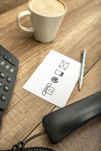 Vue grand angle du téléphone, du café, du stylo et du bloc-notes — Photo