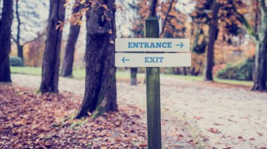 Signpost with arrows pointing two opposite directions towards En