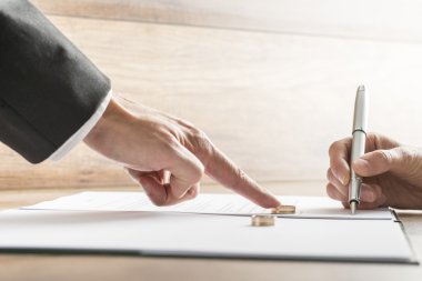 Erkek el bir alyans üzerinde bir el için hakkında için bastırıyor 