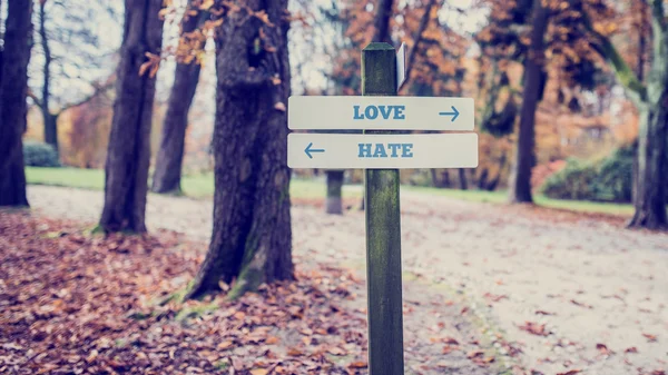 Rustikales Holzschild mit den Worten Liebe - Hass — Stockfoto