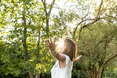 Meditasyon ve onun güzel hayat duruyorum kucaklayan genç kadın