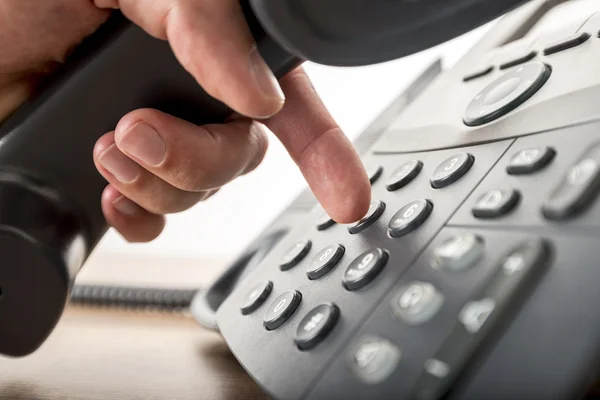 Fechar a marcação de um número de telefone num telefone fixo preto — Fotografia de Stock