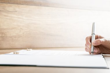 Evlilik sözleşmesi veya boşanma kağıtları imza