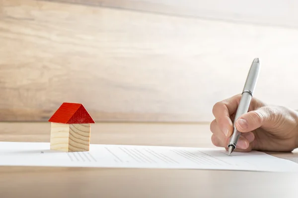 Primer plano del nuevo propietario firmando un contrato de venta de casa o mor —  Fotos de Stock
