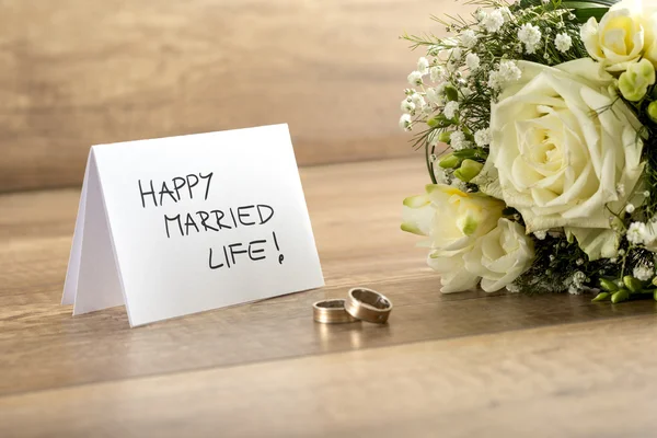 Primer plano de ramo de novia hermosa de flores frescas, par de R — Foto de Stock