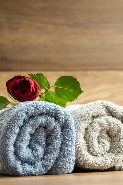 Luxurious Spa Still Life for Two with a Beautiful Fresh Red Rose — Stok fotoğraf